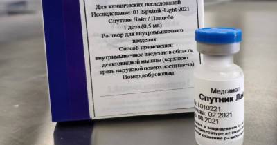 Виктор Зуев - Профессор Зуев сравнил вакцины "Спутник V" и "Спутник Лайт" - ren.tv - Россия