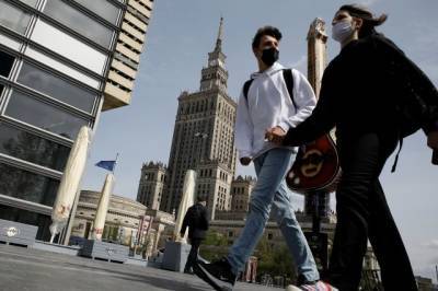 В Польше разрешили не носить маски на улице с 15 мая - aif.ru - Польша