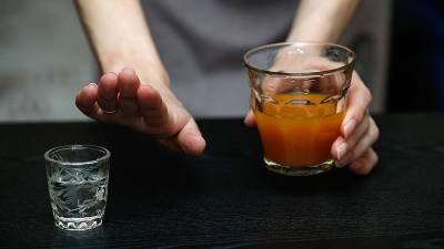 Евгений Брюн - Нарколог предупредил об опасности употребления крепкого алкоголя натощак - iz.ru - Москва - Израиль