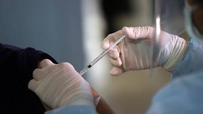 После прививки AstraZeneca женщина в Австралии покрылась синяками - iz.ru - Австралия - Израиль