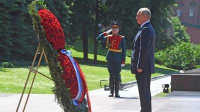 Владимир Путин - Владимир Путин возложил цветы к Могиле Неизвестного солдата - 5-tv.ru - Россия - Москва