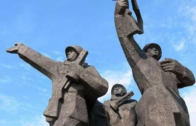 Латвийская полиция перекрыла доступ к памятнику Освободителям Риги - ont.by - Латвия - Рига