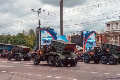 Оккупанты провели в Донецке парад - real-vin.com - Днр - Донецк