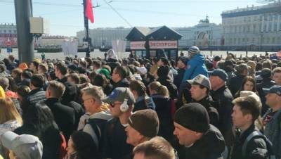 Пришедшие на парад петербуржцы забыли про коронавирус - dp.ru