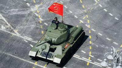 На параде в Новороссийске показали отреставрированный танк Т-34 - russian.rt.com - Новороссийск
