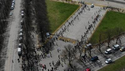 У памятника Освободителям Риги образовалась многотысячная очередь - govoritmoskva.ru - Ссср - Латвия - Рига