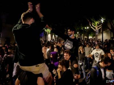 Жители Испании устроили на улицах массовые вечеринки в первую ночь без карантина - gordonua.com - Испания - Мадрид - Барселона