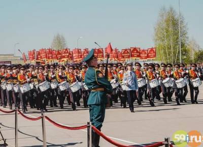 В Параде Победы в Перми в 2021 году участвовали 2 тысяч военных и 18 единиц спецтехники - 59i.ru - Пермь - Прикамье
