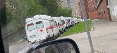 В Петербурге у Покровской больницы выстроились автомобили скорой помощи - neva.today - Санкт-Петербург