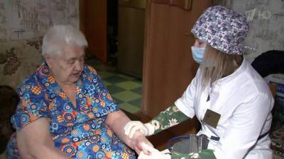 В Саратове медики начали выезжать на дом к пенсионерам, чтобы сделать им прививку от коронавируса - 1tv.ru - Москва - Саратов