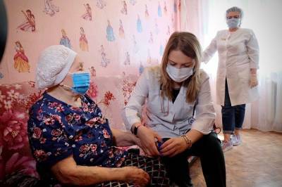 В Новосибирске от коронавируса привили 102-летнюю жительницу - infox.ru - Новосибирск - Новосибирская обл.