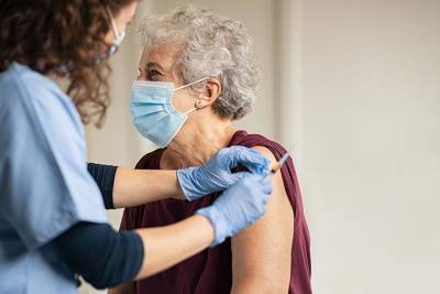 Вакцинация меньше защищает пожилых людей, чем молодых - rusverlag.de