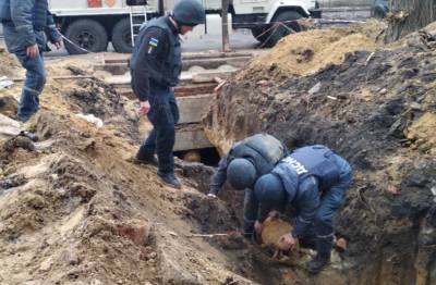 Возле людного места в Киеве нашли мину: слетелись спецслужбы, фото - politeka.net - Киев