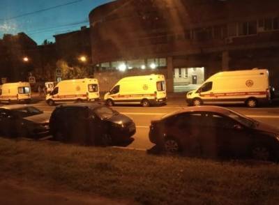 У Покровской больницы Петербурга вторую ночь стоят очереди из скорых - newsland.com - Санкт-Петербург