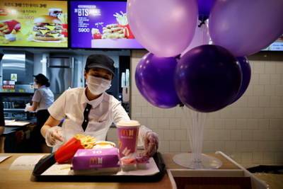 Фанаты корейской группы стали причиной закрытия филиалов McDonald's в Индонезии - lenta.ru - Индонезия