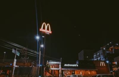 Фанаты группы BTS стали причиной закрытия филиалов McDonald's в Индонезии - ont.by - Индонезия