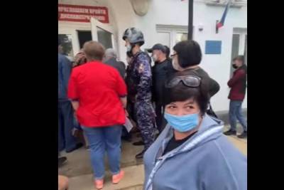 В поликлинику вызвали Росгвардию из-за взбунтовавшихся пациентов - mk.ru - Ростовская обл. - Донецк