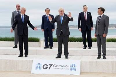 Ангела Меркель - Борис Джонсон - Джон Байден - Джастин Трюдо - Фотография лидеров на саммите G7 стала мемом - lenta.ru - Англия - Канада - Президент