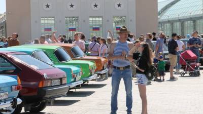 В Верхней Пышме энтузиасты собрали триколор из автомобилей - newdaynews.ru - Екатеринбург