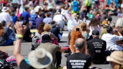 Тысячи активистов съехались в Корнуолл на акции протеста во время саммита G7 - golos-ameriki.ru - Britain