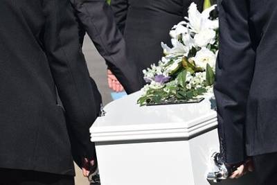 Женщина опубликовала в газете список гостей для собственных похорон - lenta.ru - Испания