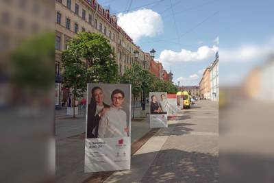 Работающим в красных зонах врачам посвятили фотовыставку в центре Петербурга - spb.mk.ru - Петербурга
