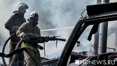 На Шарташе крупный пожар: сгорели несколько автомобилей и построек - newdaynews.ru - Екатеринбург