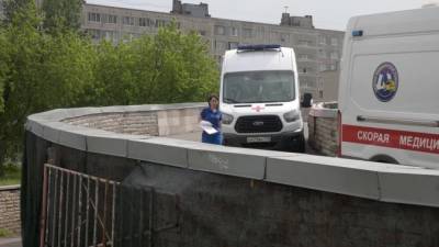 Смольный объяснил в чем причина скопления машин у Александровской больницы - piter.tv