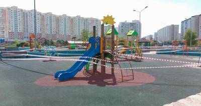 В Москве запретили пользоваться детскими площадками в парках - ren.tv - Москва