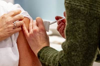 Роспотребнадзор сообщил, что человек может заболеть коронавирусом после вакцинации - argumenti.ru