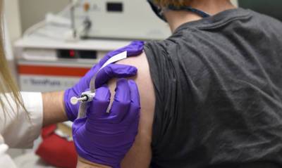 В Нью-Йорке около 900 местных жителей привили просроченной вакциной от коронавируса - og.ru - New York - Нью-Йорк - Нью-Йорк