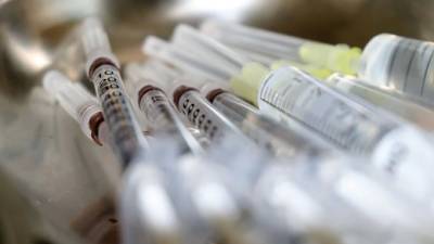 Роспотребнадзор просит не принимать препараты от аллергии до и после вакцинации - piter.tv