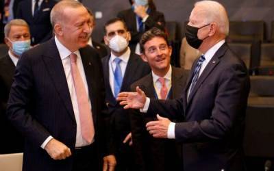 Западные СМИ уязвили Эрдогана конфузным фото с саммита НАТО - eadaily.com - Франция