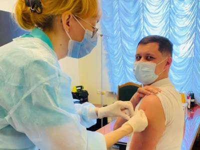 Роман Грищук - Тарас Березовец - В Украине начали прививать нардепов вакциной от Pfizer - gordonua.com - Киев