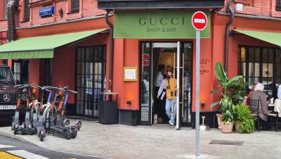 Роспотребнадзор опечатал кафе Gucci shop & bar в центре Москвы - gazeta.ru - Москва