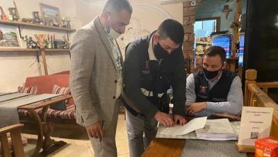 Полиция и чиновники опечатали ресторан на Садовой - dp.ru