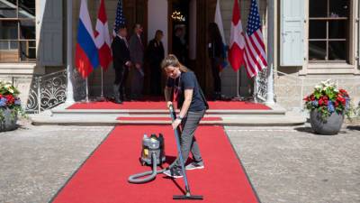 Джон Байден - Красноречивые детали саммита: кортеж со скорой, ковры и Peace of cake - vesti.ru - Президент