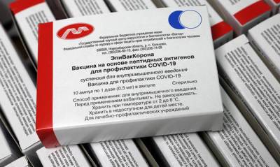 Ринат Максютов - У половины добровольцев, привитых «ЭпиВакКороной», антитела к COVID-19 пропали через 9 месяцев - og.ru - Россия - Новосибирск