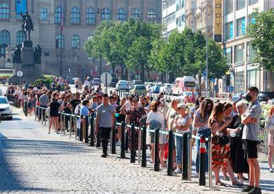 Открытие магазина Primark привлекло сотни пражан: образовалась гигантская очередь - vinegret.cz - Прага - Чехия