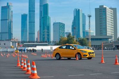 В Москве запретили подключать к сервисам такси водителей с иностранными правами - lenta.ru - Москва