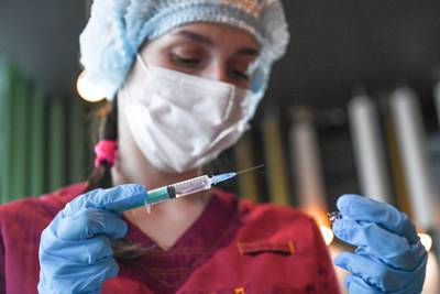 Виталий Зверев - Ринат Максютов - Вирусолог определил частоту вакцинации после прививки «ЭпиВакКороной» - lenta.ru