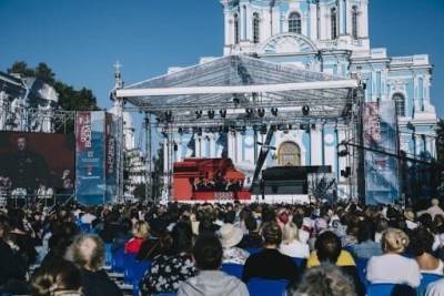 Не плеваться: в Петербурге — новый регламент проведения уличных концертов и спектаклей - znak.com - Санкт-Петербург