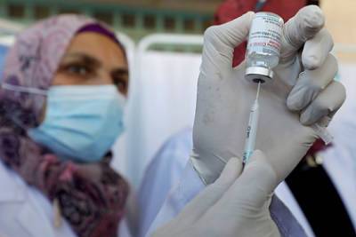 Израиль отдаст палестинцам вакцины с истекающим сроком годности - lenta.ru - Израиль - Палестина