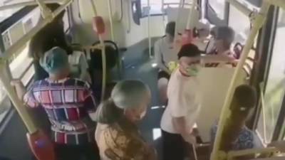 Видео: пассажиры автобуса прошли мимо упавшей петербурженки - piter.tv - Санкт-Петербург