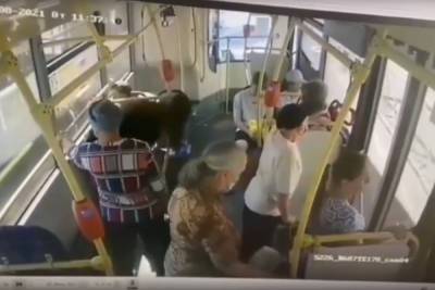 В Петербурге бездушные пассажиры оставили на полу девушку, упавшую в обморок в автобусе - spb.mk.ru - Санкт-Петербург