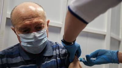 Денис Мантуров - Мантуров назвал вакцинацию альтернативой ужесточению ограничений - iz.ru - Россия - Израиль