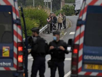 Во время разгона рейва во Франции пострадали семь человек, один из раненых потерял руку - unn.com.ua - Франция - Киев - Редон
