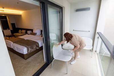 Работница отеля призналась в некачественной уборке номеров и испугала туристов - lenta.ru