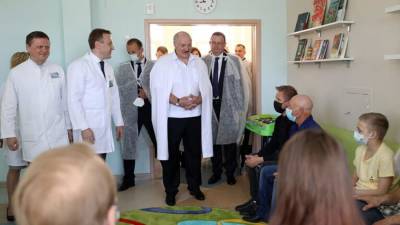 Александр Лукашенко - Лукашенко пошутил о «подпитке» антителами во время посещения больниц - iz.ru - Израиль - Президент