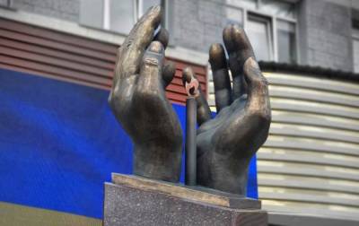 В Киеве открыли памятник медикам, которые погибли от COVID-19 - vchaspik.ua - Киев - район Соломенский, Киев